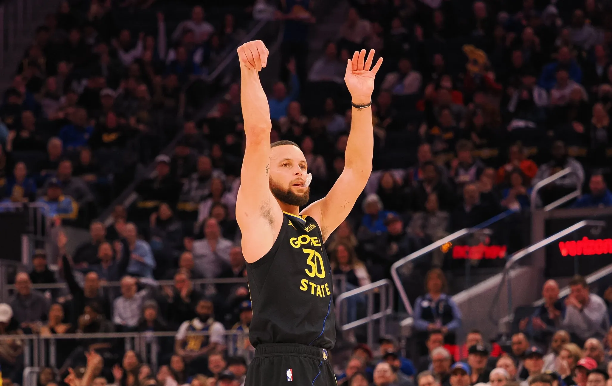 反败为胜引发热议！，库里在雄鹿比赛中战术调整全场沸腾不已的简单介绍-九游娱乐官方